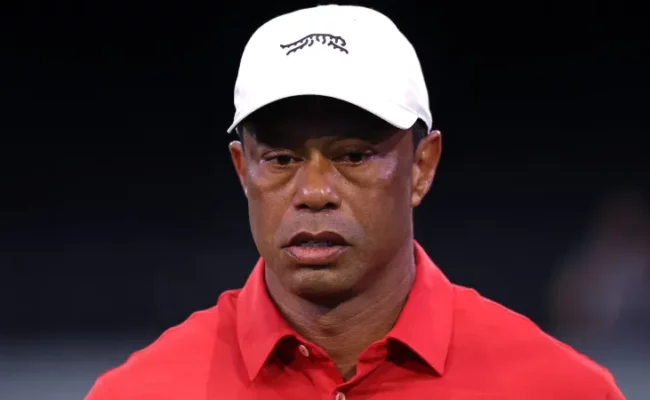 “Vuelco Total: Tiger Woods Enfrenta Cargos Legales y se Aleja del Deporte tras Accidente en Florida”