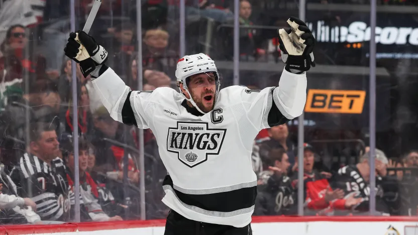 El Rey tiene corona propia: Anze Kopitar supera a Marcel Dionne como máximo anotador de los Kings
